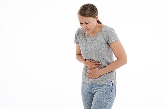 La maladie de Crohn, souvent diagnostiquée chez des sujets jeunes entre 20 et 30 ans, touche aussi bien les femmes que les hommes.